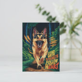 Deutscher Hirte, der durch den Wald läuft Postkarte (Stehend Vorderseite)