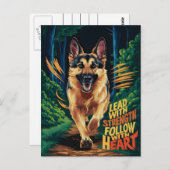 Deutscher Hirte, der durch den Wald läuft Postkarte (Vorne/Hinten)
