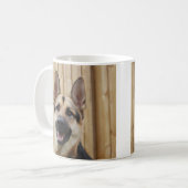 Deutscher Hirte, der durch Holzzaun sitzt Kaffeetasse (Vorderseite Links)