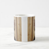 Deutscher Hirte, der durch Holzzaun sitzt Kaffeetasse (Mittel)