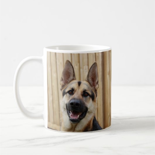 Deutscher Hirte, der durch Holzzaun sitzt Kaffeetasse (Links)
