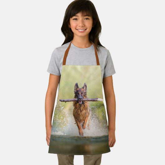 Deutscher Hirte, der mit Stick-Schürze läuft Schürze (Insitu)