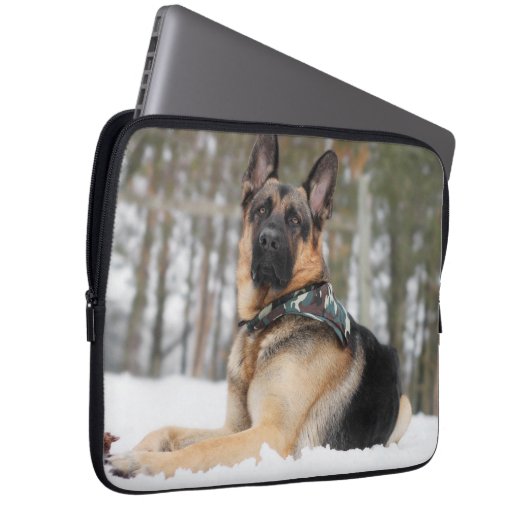 Deutscher Hirte im Schnee Laptopschutzhülle (Vorne Rechts)