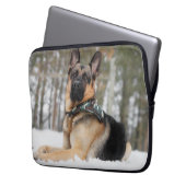 Deutscher Hirte im Schnee Laptopschutzhülle (Vorderseite Links)