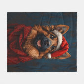 Deutscher Hirte in einer Weihnachtsmannmütze Fleecedecke (Vorderseite (Horizontal))