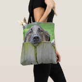 Deutscher Hirte mit Blick auf Zaun Tasche (Von Nahem)