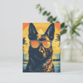 Deutscher Hirte mit Sonnenbrille am Strand Postkarte (Stehend Vorderseite)