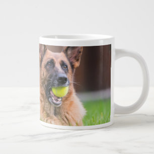 Deutscher Hirte mit Tennisball Jumbo-Tasse