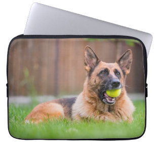 Deutscher Hirte mit Tennisball Laptopschutzhülle