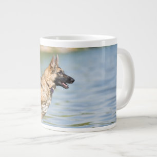 Deutscher Hirte springt ins Wasser Jumbo-Tasse