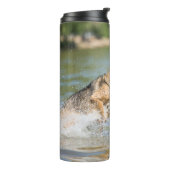Deutscher Hirte springt ins Wasser Thermosbecher (Nach links gedreht)