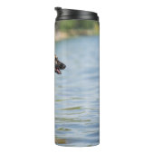 Deutscher Hirte springt ins Wasser Thermosbecher (Nach rechts gedreht)