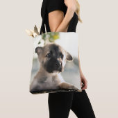 Deutscher Hirtenwelpe über Lecke Tasche (Von Nahem)