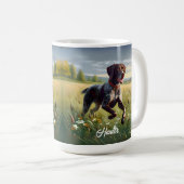 Deutscher Kurzzeitpointer läuft Kaffeetasse (VorderseiteRechts)