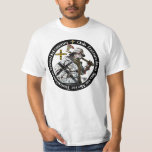 Deutscher Orden Ritter mit Axt Shirt<br><div class="desc">Eine Grafik mit dem im Kreis angeordneten lat. Ordensnamen des Deutschen Ordens. Mittig ein stehender Ritter mit einer Kampfaxt und Schild auf schwarz-weissem Feld mit den Ordensabzeichen und dem logo von mdm2012. Gesamtbild schwarz-weiss gehalten und an sich für alle Untergründe geeignet. Schaut Euch bitte andere Artikel im Shop an. Danke...</div>