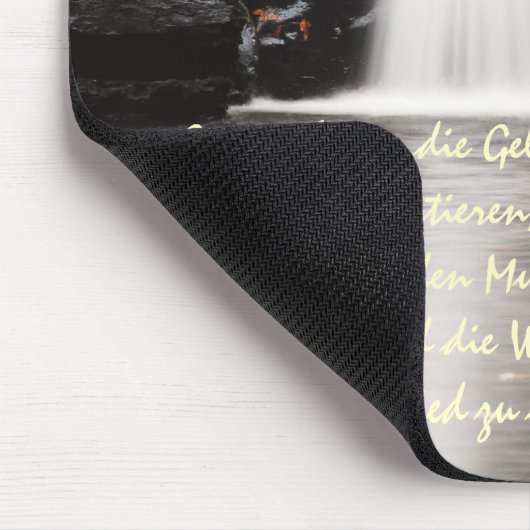 Deutscher Ruhe-Gebets-Herbst-Wasserfall Mousepad (Ecke)