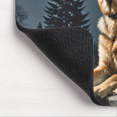 Deutscher Schäferhund auf einem Grabstein Mousepad (Ecke)