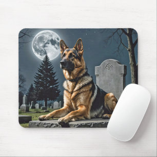 Deutscher Schäferhund auf einem Grabstein Mousepad