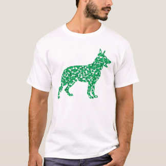 Deutscher Schäferhund aus Kleeblättern T-Shirt