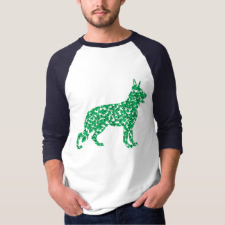 Deutscher Schäferhund aus Kleeblättern T-Shirt