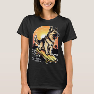 Deutscher Schäferhund beim Skateboardfahren T-Shirt