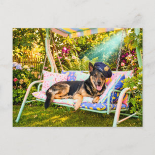 Deutscher Schäferhund entspannt auf Schaukel Postkarte