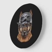 Deutscher Schäferhund, Fahrrad in Motorradhelm Große Wanduhr (Winkel)