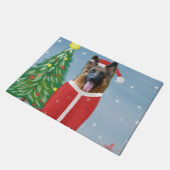 Deutscher Schäferhund im Schnee mit Weihnachtsgesc Fußmatte (Schrägansicht)