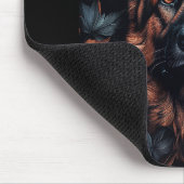 Deutscher Schäferhund in Blättern Mousepad (Ecke)