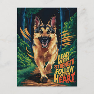 Deutscher Schäferhund läuft durch den Wald Postkarte