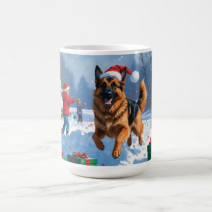 Deutscher Schäferhund läuft im Schnee mit Weihnach Kaffeetasse