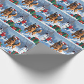 Deutscher Schäferhund läuft mit Weihnachtshut im S Geschenkpapier (Ecke)