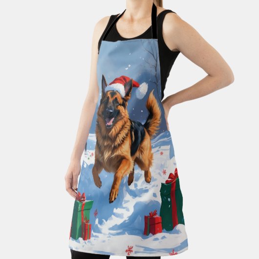 Deutscher Schäferhund läuft mit Weihnachtshut im S Schürze (InSitu)