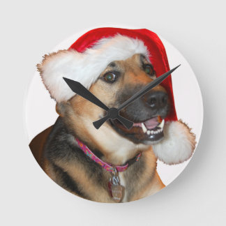 Deutscher Schäferhund mit einem Weihnachtshut Runde Wanduhr