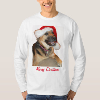 Deutscher Schäferhund mit einem Weihnachtshut T-Shirt