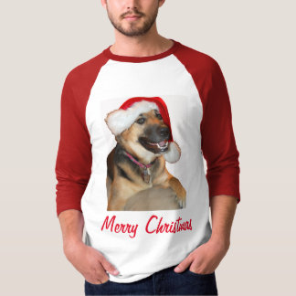 Deutscher Schäferhund mit einer Weihnachtsmannmütz T-Shirt
