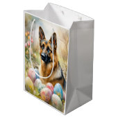 Deutscher Schäferhund mit Ostereiern Mittlere Geschenktüte (Rückseite Schrägansicht)