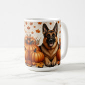 Deutscher Schäferhund mit Pumpkins und Herbstblätt Kaffeetasse (VorderseiteRechts)