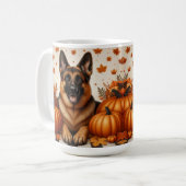 Deutscher Schäferhund mit Pumpkins und Herbstblätt Kaffeetasse (Vorderseite Links)