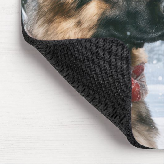 Deutscher Schäferhund mit Schneemann Mousepad (Ecke)