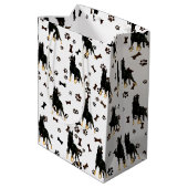 Deutscher Schäferhund, schwarze Bandana Gepäckaufb Mittlere Geschenktüte (Rückseite Schrägansicht)