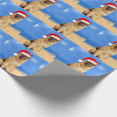 Deutscher Schäferhund sitzt auf der Weihnachtsmann Geschenkpapier (Ecke)