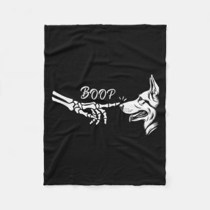 Deutscher Schäferhund Skelett Hand Boop Halloween  Fleecedecke