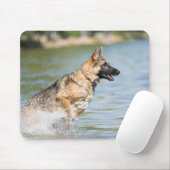 Deutscher Schäferhund springt ins Wasser Mousepad (Mit Mouse)