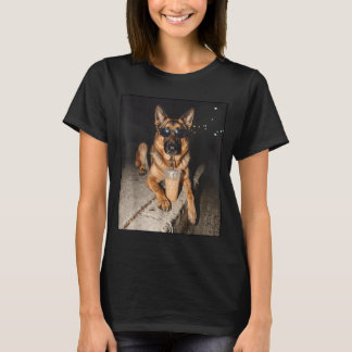 Deutscher Schäferhund trinkt eisgekühlten Kaffee T T-Shirt