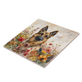 Deutscher Schäferhund unter lebendigen Wildblumen Fliese (Seite)