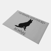 Deutscher Schäferhund vor der Tür! BEWAHREN. Fußmatte (Schrägansicht)