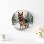 Deutscher Schäferhund zu Weihnachten im Schnee Große Wanduhr (Zuhause)