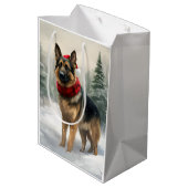 Deutscher Schäferhund zu Weihnachten im Schnee Mittlere Geschenktüte (Rückseite Schrägansicht)