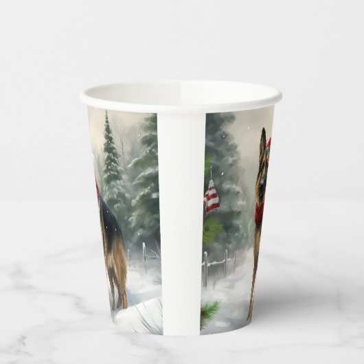 Deutscher Schäferhund zu Weihnachten im Schnee Pappbecher (Links)